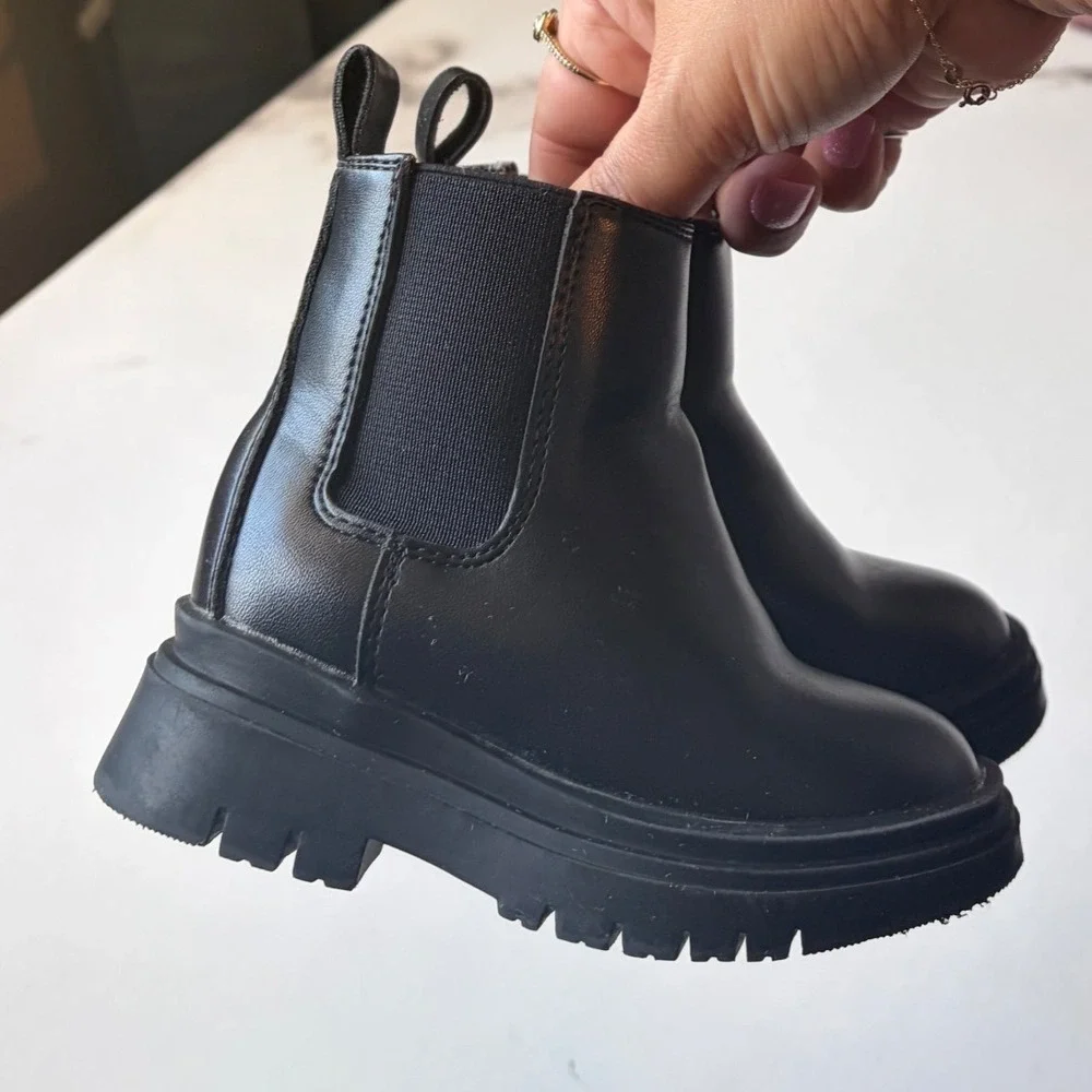 Baby Gap Kids Black Faux Leather Chelsea Lug Sole‎ Boots Size 5 Zipper Side